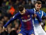 El defensa del FC Barcelona, Gerard Piqu&eacute; (i), protege el bal&oacute;n ante el delantero brasile&ntilde;o del RCD Espanyol, Leo Baptistao.