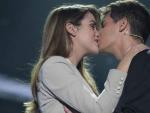 Los concursantes Amaia y Alfred, en el momento en el que se besaron despu&eacute;s de su actuaci&oacute;n en la gala de 'Operaci&oacute;n Triunfo' para Eurovisi&oacute;n.