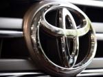 El logo de Toyota, en un veh&iacute;culo del fabricante japon&eacute;s de autom&oacute;viles.