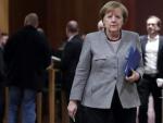 La canciller alemana, Angela Merkel, en un receso durante las negociaciones en Berl&iacute;n para formar una alianza de Gobierno en Alemania.