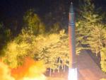 Fotograf&iacute;a de archivo del 28 de julio de 2017, cedida por la Agencia Central de Noticias de Corea del Norte (KCNA), del lanzamiento de un segundo misil de prueba ICBM Hwasong-14, en un lugar sin identificar en Corea del Norte.