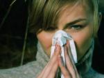 Una mujer con s&iacute;ntomas de alergia.