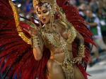 Una integrante de la escuela de samba del Grupo Especial Salgueiro desfila por el samb&oacute;dromo de R&iacute;o de Janeiro (Brasil), durante la celebraci&oacute;n del carnaval 2018.