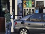 Una mujer echa gasolina a su coche en una estaci&oacute;n de servicio.