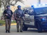 Dos miembros del equipo SWAT montan guardia, tras un tiroteo que se ha producido en la escuela secundaria Marjory Stoneman Douglas de la ciudad de Parkland, en el sureste de Florida (EE UU).