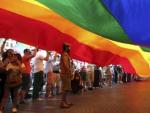 Bandera gigante con los colores del arco iris, usada por el colectivo gay como distintivo.