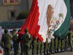 Militares participan en una ceremonia con motivo del D&iacute;a Nacional de la Bandera mexicana, donde fue izada del rev&eacute;s.