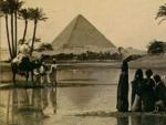 Una tarjeta postal del siglo XIX con la pir&aacute;mide de Keops, o Gran Pir&aacute;mide, al fondo, en Guiza, Egipto.