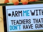 Un profesor comparte su foto participando en el movimiento 'Arm me with'.