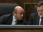 El ministro de Econom&iacute;a, Luis de Guindos, junto al presidente del Gobierno, Mariano Rajoy, en el Congreso.