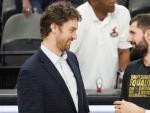 El jugador Nikola Mirotic de los New Orleans Pelicans (d) habla con el jugador espa&ntilde;ol Pau Gasol (i) de los San Antonio Spurs durante un partido de baloncesto de la NBA.