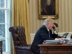 El presidente de Estados Unidos, Donald Trump, habla por tel&eacute;fono desde el despacho oval.