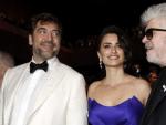 Los actores Javier Bardem y Pen&eacute;lope Cruz, junto al cineasta Pedro Almod&oacute;var en la ceremonia de los Premios C&eacute;sar.