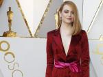 La actriz Emma Stone posa con un traje de chaqueta sobre la alfombra roja de los &Oacute;scar 2018.