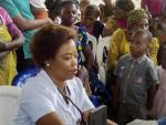 Una voluntaria participa durante un programa de cuidado m&eacute;dico gratuito para la comunidad en Ebughu, Akwa Ibom, Nigeria.