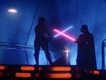 Una escena de lucha con sables l&aacute;ser entre Darth Vader y Luke Skywalker.