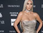 La empresaria Kim Kardashian con un vestido palabra de honor.