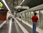 Varios viajeros a punto de subir al metro de Barcelona.