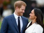 El pr&iacute;ncipe Enrique de Inglaterra posa junto a su prometida, la actriz estadounidense Meghan Markle, tras anunciar su compromiso en el Jard&iacute;n Sunken del Palacio Kensington, en Londres (Reino Unido).