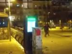 Varios polic&iacute;as golpean a una persona una plaza de Lavapi&eacute;s.