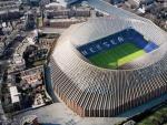 El futuro estadio del Chelsea, y en la parte inferior, la casa que hab&iacute;a paralizado el proyecto.