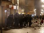 Polic&iacute;as antidisturbios en la calle Mes&oacute;n de Paredes con la calle del Oso, en el barrio de Lavapi&eacute;s de Madrid, tras la muerte de un mantero de un paro card&iacute;aco.