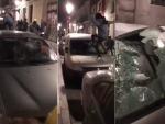 Un grupo de personas ha destrozado a patadas y golpes varios coches en el barrio de Lavapi&eacute;s, en Madrid.