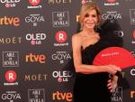 La actriz Bibiana Fern&aacute;ndez, otra int&eacute;rprete que ha lucido el abanico reivindicativo con el mensaje #Masmujeres, en la alfombra roja de los Goya 2018.