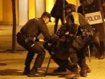 Varios agentes detienen a una persona en el barrio de Lavapi&eacute;s de Madrid, durante los altercados ocurridos tras la muerte del mantero Mame Mbaye de un paro card&iacute;aco.