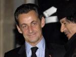 Nicolas Sarkozy, con Muamar Gadafi en el Palacio del El&iacute;seo, en Par&iacute;s, en diciembre de 2007.