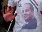 Una persona muestra una camiseta con el rostro del presidente egipcio, Abdelfatah al Sisi.