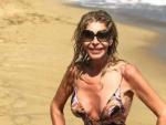 La actriz con un biquini en la playa deja al descubierto su excesiva delgadez.