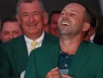 Sergio Garc&iacute;a se muestra feliz al enfundarse la chaqueta verde tras su victoria en el Masters de Augusta de golf.