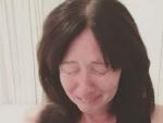 La actriz Shannen Doherty llora, con mechones de pelo en las manos, durante sus primeras semanas de quimioterapia.