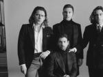 La banda brit&aacute;nica Arctic Monkeys en una foto promocional para su nuevo disco, 'Tranquility Base Hotel &amp; Casino' (2018).