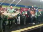 Aficionados del Sporting en el Metro de Madrid.