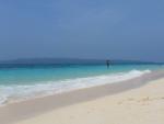 Unos turistas disfrutan de una de las playas de arena blanca de la isla de Boracay, en Filipinas.