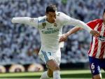 Cristiano Ronaldo, del Real Madrid, disputa un bal&oacute;n a Koke, del Atl&eacute;tico de Madrid.