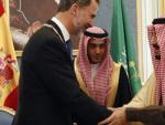 El rey Felipe VI saluda al rey de Arabia Saud&iacute;, Salman bin Abdelaziz, en el marco de su visita oficial al pa&iacute;s &aacute;rabe en enero de 2017 para promover negocios de empresas espa&ntilde;olas.