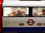 Pasajeros viajan en un vag&oacute;n del metro de Londres.