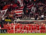 El Bayern de M&uacute;nich celebra con sus aficionados el pase a semifinales de la Champions League.