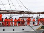 Tripulantes del buque escuela 'Juan Sebasti&aacute;n Elcano' de la Armada espa&ntilde;ola, en el puerto de Montevideo (Uruguay).
