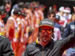 Fernando Alonso saluda al p&uacute;blico en el GP de China.