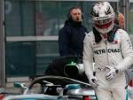 Lewis Hamilton se dirige al garaje de Mercedes tras una carrera.