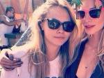 Cara Delevingne junto con su hermana Poppy en Coachella, en 2014.