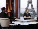 El presidente de Francia, Emmanuel Macron,furante la entrevista con dos periodistas del canal BFMTV y el digital 'Mediapart'.