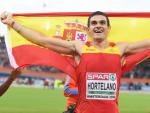 Bruno Hortelano con la bandera de Espa&ntilde;a tras su victoria en la final de los 200 metros de los Europeos.