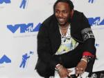 El rapero Kendrick Lamar posa con sus premios MTV.
