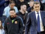 Ernesto Valverde, entrenador del Barcelona, camina delante de Leo Messi.