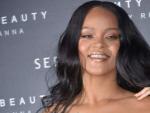 Rihanna en un lanzamiento de su marca de cosm&eacute;tica.